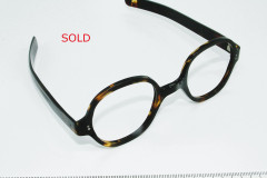 001a Real shell frame, unused great condition. Square profile to rims, quadra eyeshape, stright sides. Size on datum 41x23, boxed approx 42x21. Lens vertically 38. All measurements allowing for rim groove and in mm. Post to UK only or collect at a Club event. Sensible offers, Club Members ony.