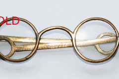 003a Brass spectacles, short sides with ribbon loops. Joints loose but no damage or repairs. Early style unslotted 'peg' screws, original glass lenses. Members £20 (non-members £25) plus postage