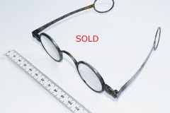 007a Early iron spectacles with short straight sides ending in large ribbon loops, original lenses. Possible early repair? to the left side ring end - see photo. Members £20 (non members £25) plus postage. SOLD
